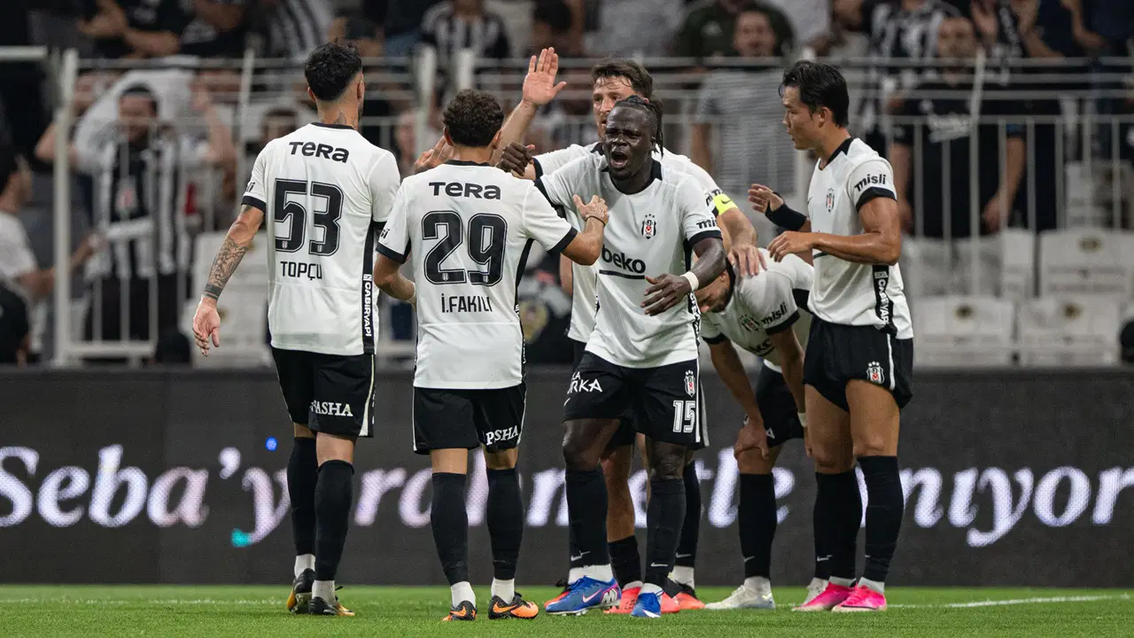 Beşiktaşlı futbolcular sahada gol sonrası birbirlerini tebrik ediyor.