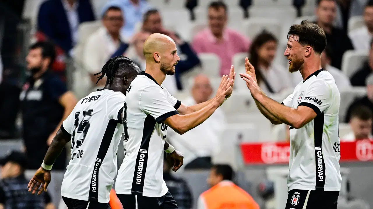 Vaclav Cerny ve Beşiktaşlı takım arkadaşları gol sevincini paylaşıyor.