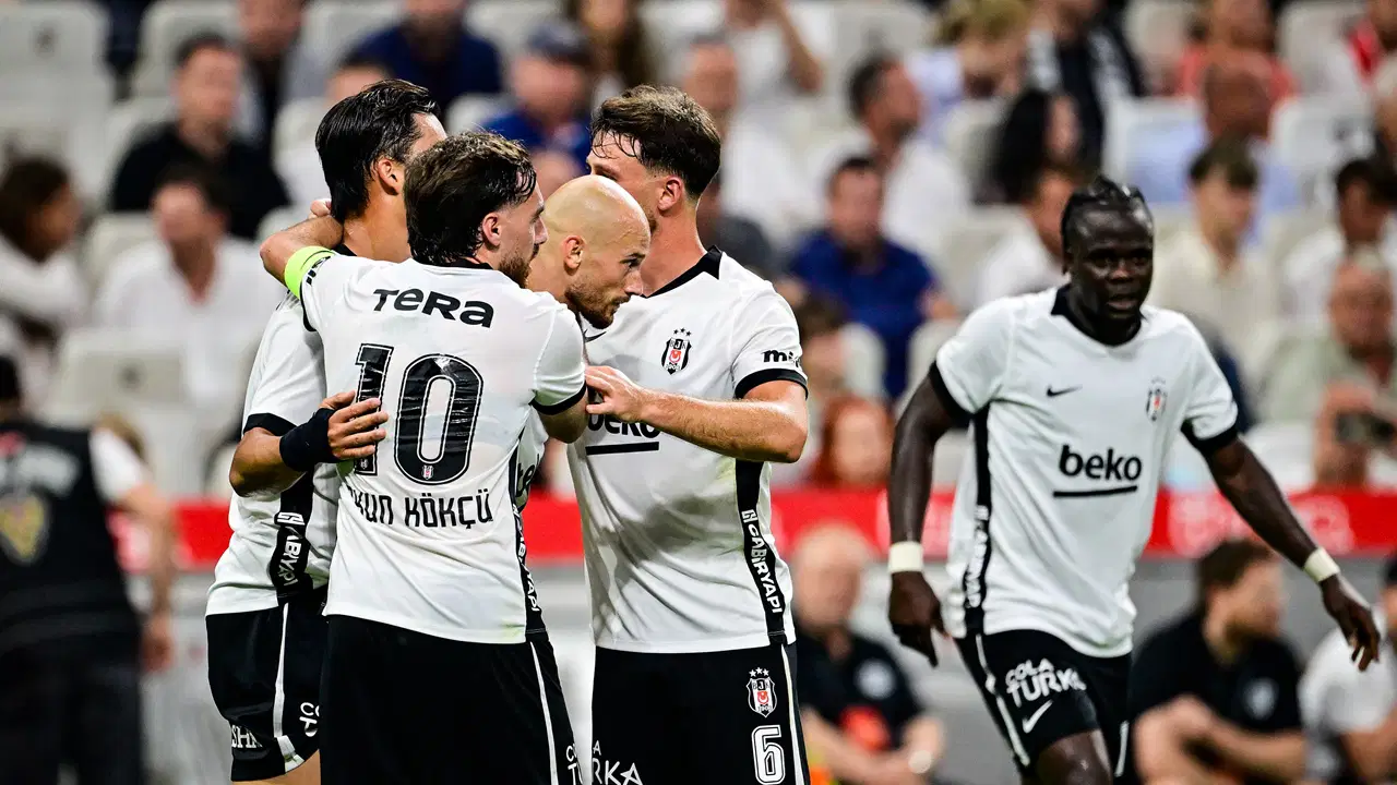 Beşiktaşlı futbolcular gol sonrası saha içinde sarılarak seviniyor.