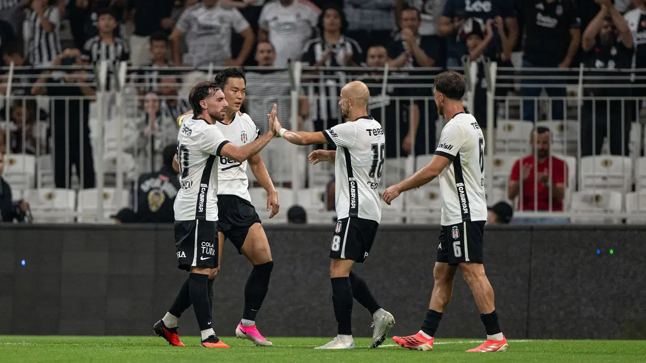 Beşiktaşlı futbolcular tribünlerin önünde gol sevincini kutluyor.
