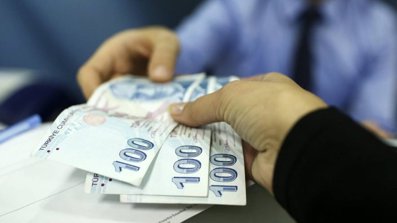 Banka gişesinde para teslimi