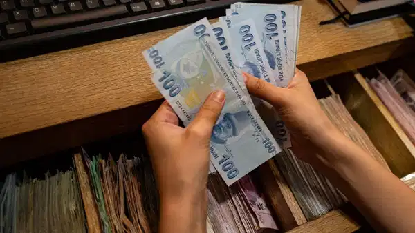 Masa başında Türk lirası sayan kişi
