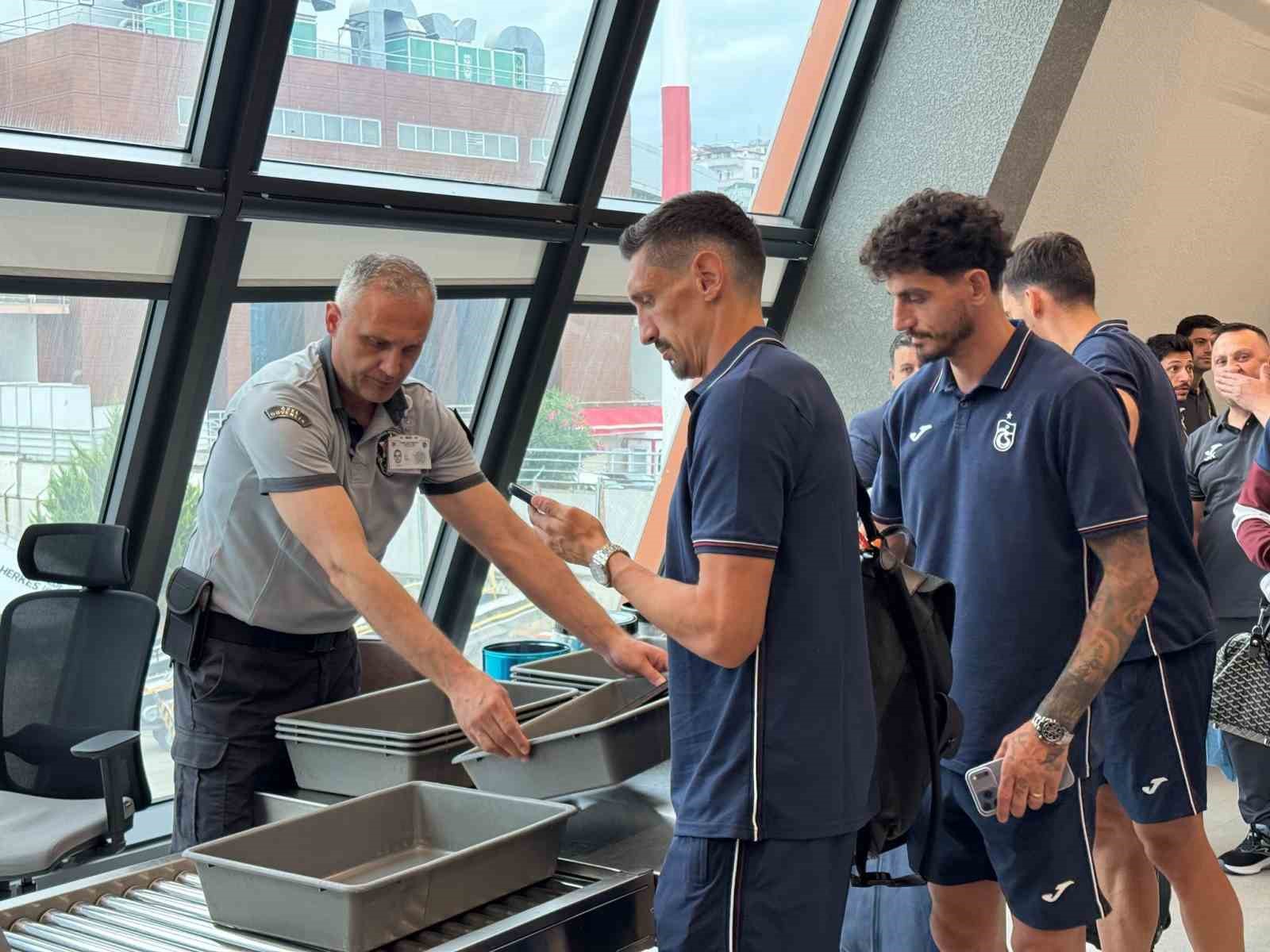 Trabzonspor kafilesinden futbolcuların güvenlik kontrolünden geçtiği an.