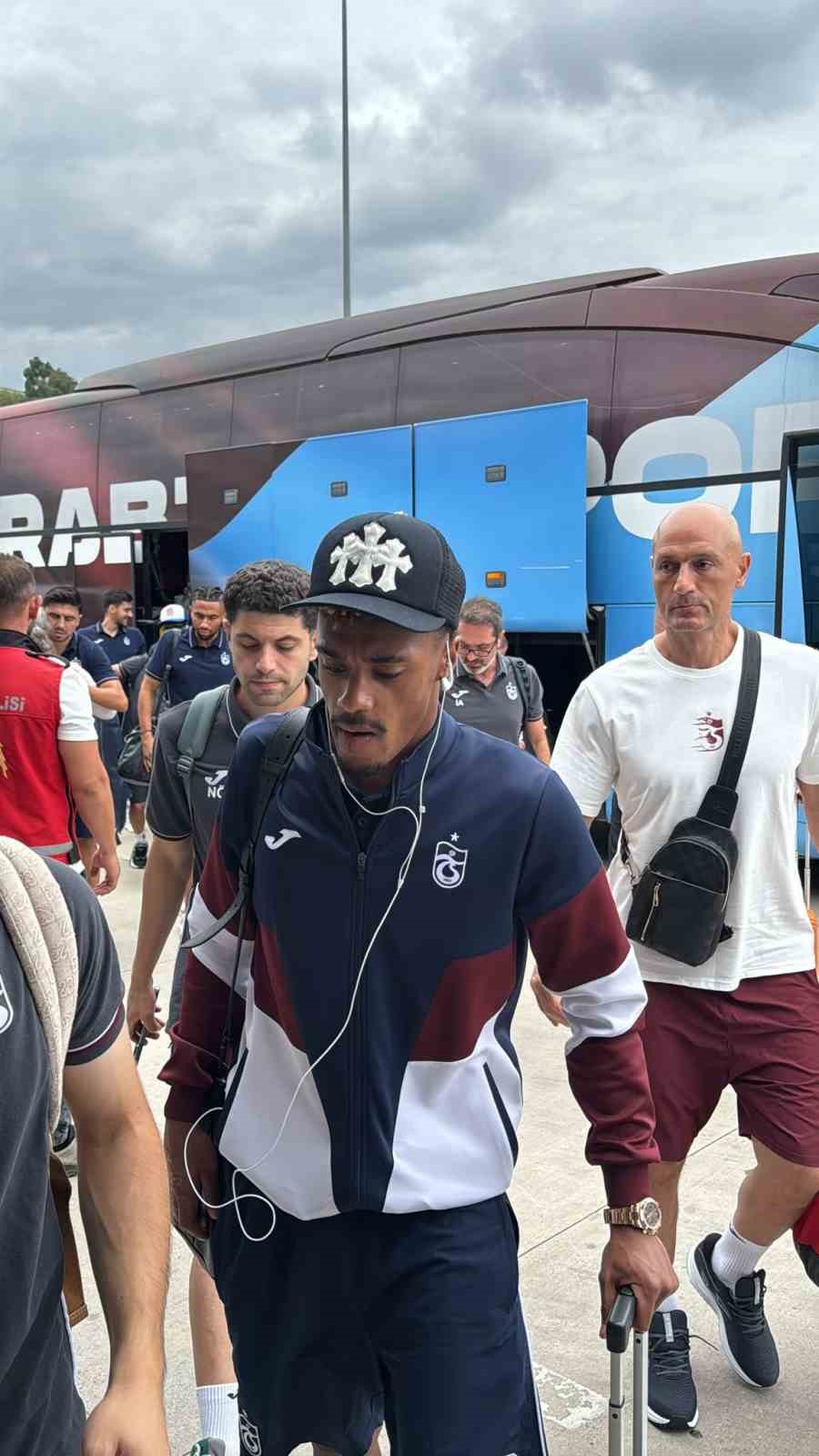 Trabzonspor kafilesinden oyuncuların takım otobüsü önünde görüntüsü.