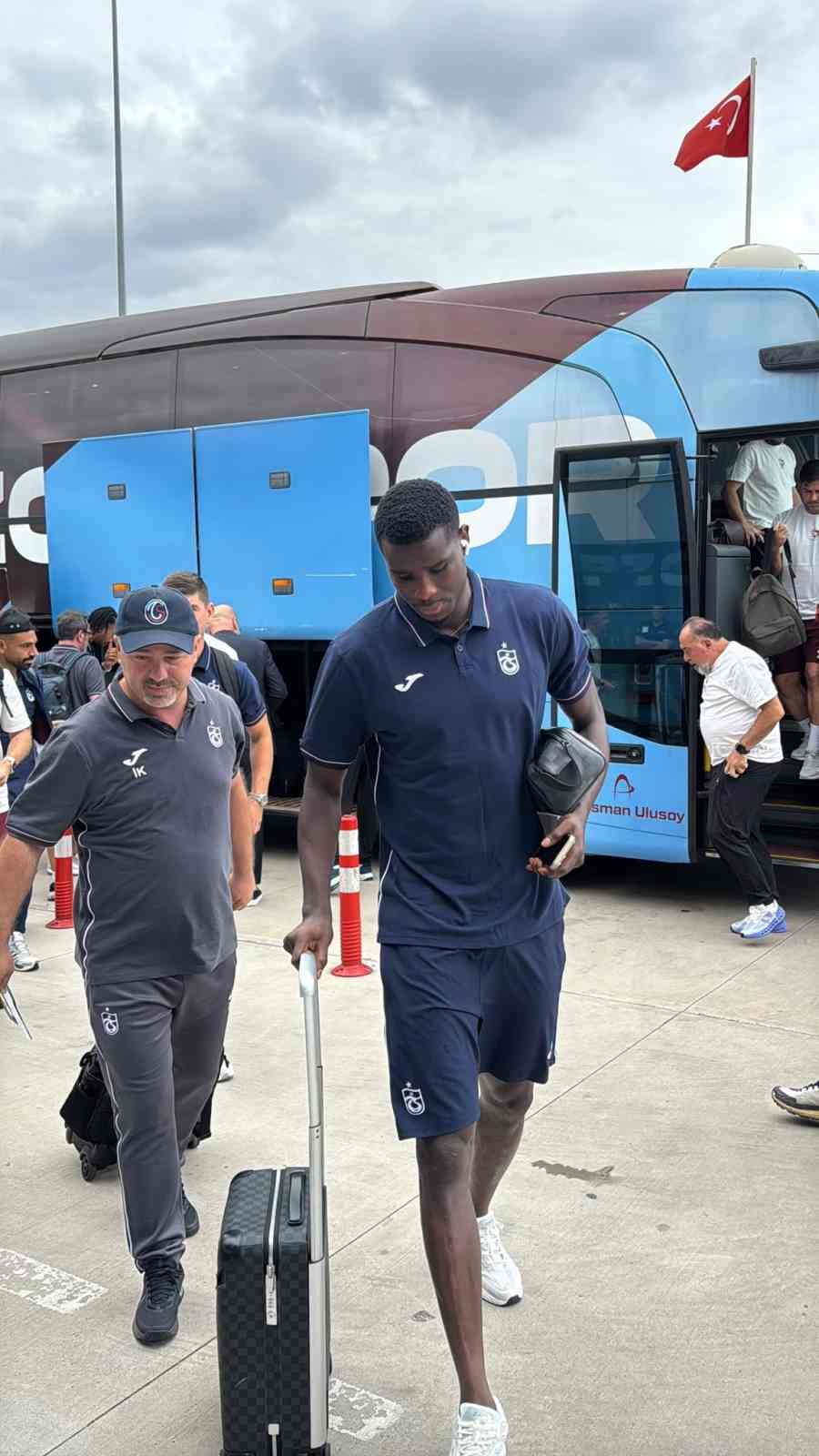 Trabzonspor kafilesinden bir futbolcunun takım otobüsü önünde valiziyle yürüdüğü an.