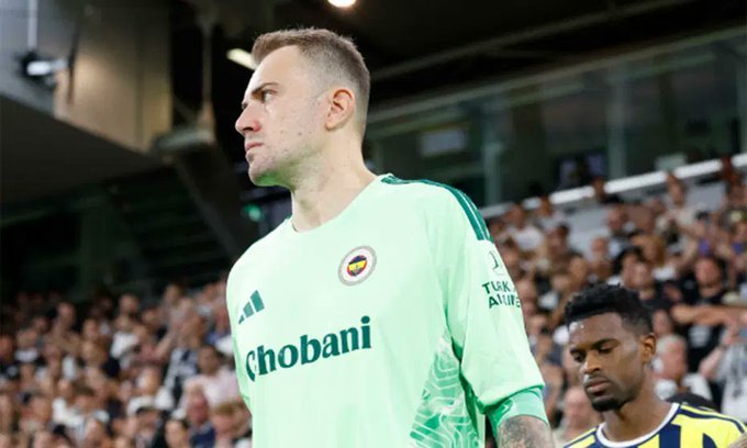 Fenerbahçe kalecisi Mert Günok sahaya çıkarken görülüyor.