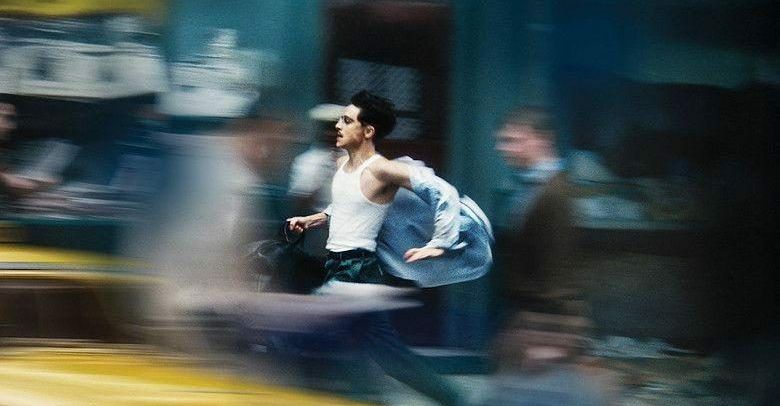 Marty Supreme filminden hareket hâlindeki bir sahne.