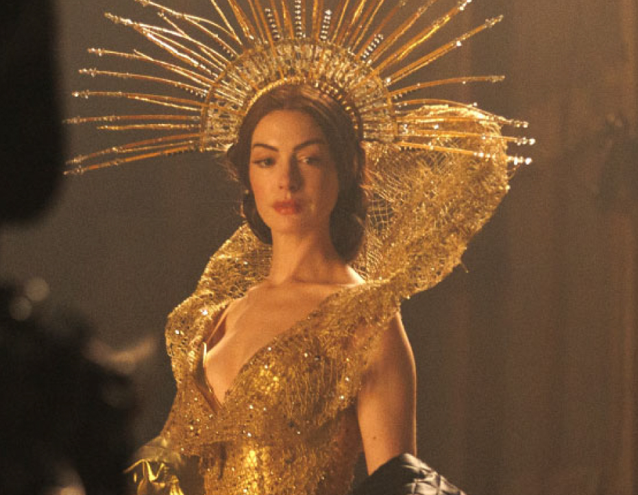 Meryem Ana filminden altın kostümlü karakterin yer aldığı sahne.