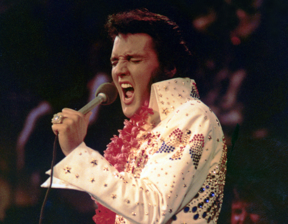 Elvis Presley’nin sahne performansından bir arşiv görüntüsü.
