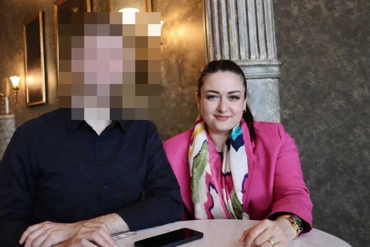 Bir kafede yan yana oturan iki kişi; kişilerden birinin yüzü bulanıklaştırılmış.