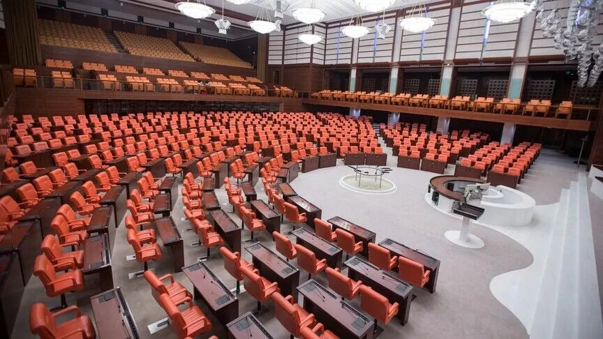 Türkiye Büyük Millet Meclisi Genel Kurulu’nda boş sıralar ve kürsünün göründüğü geniş açı fotoğraf.