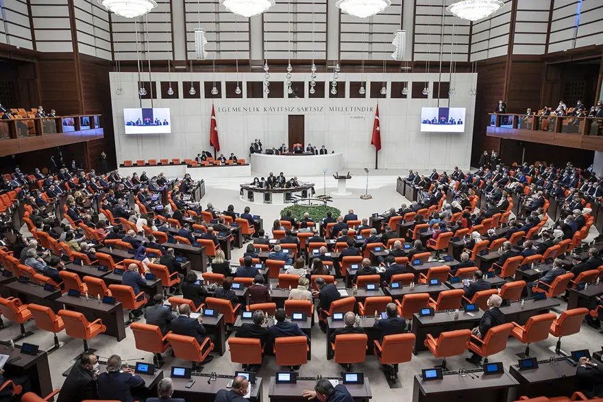 TBMM Genel Kurulu’nda milletvekillerinin bulunduğu oturumdan geniş açı görüntü.