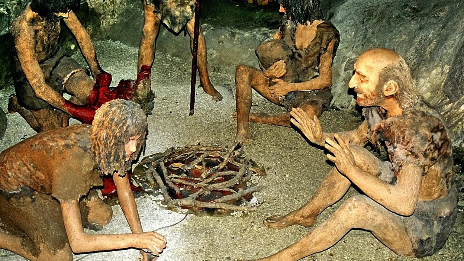 Mağara içinde bir Neandertal ailesini temsil eden müze modellemesi.