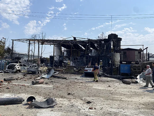 Gaz dolum tesisinin dış bölümünde patlama sonrası oluşan hasar, enkaz ve ekiplerin çalışması.