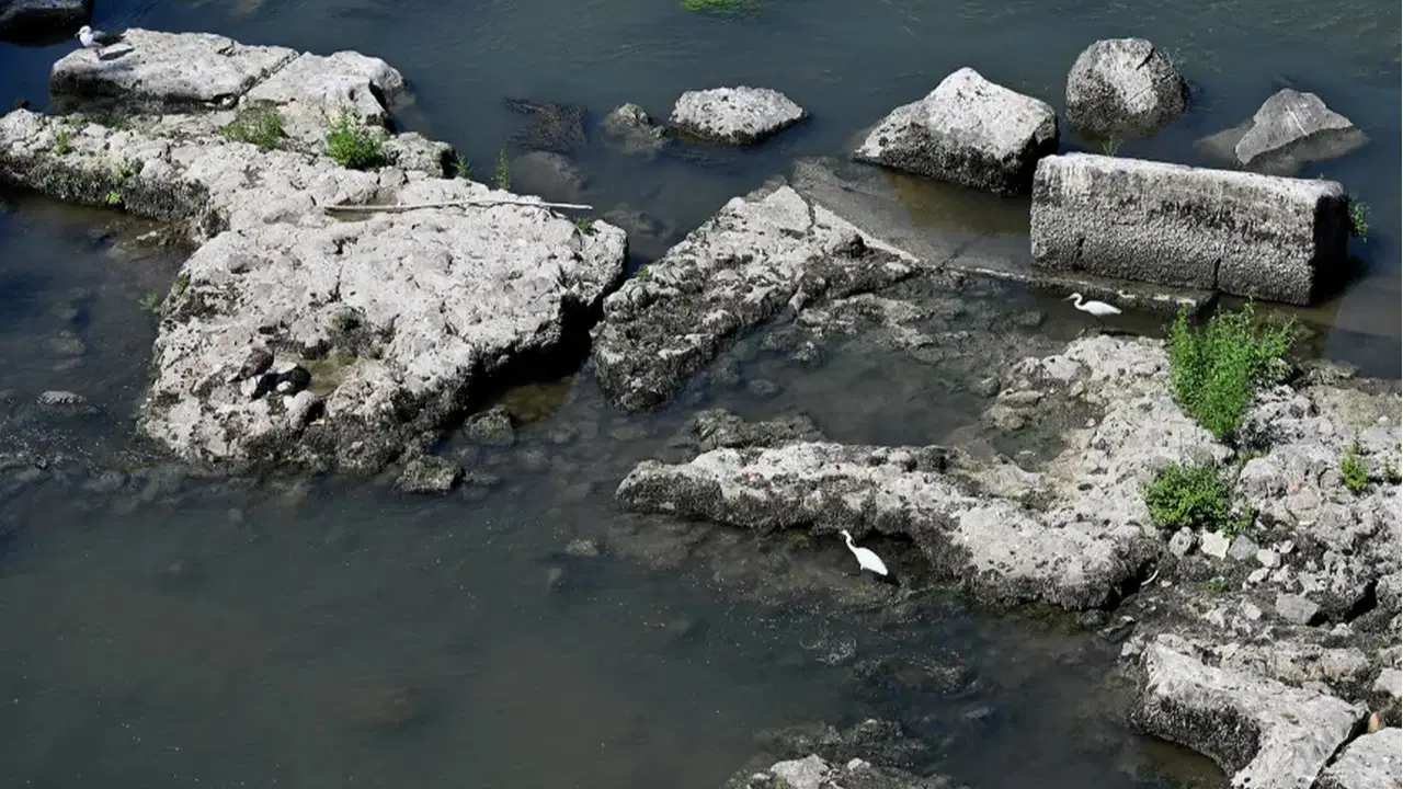 Tiber Nehri’nde düşük su seviyesi nedeniyle ortaya çıkan antik taş bloklar ve köprü kalıntıları.