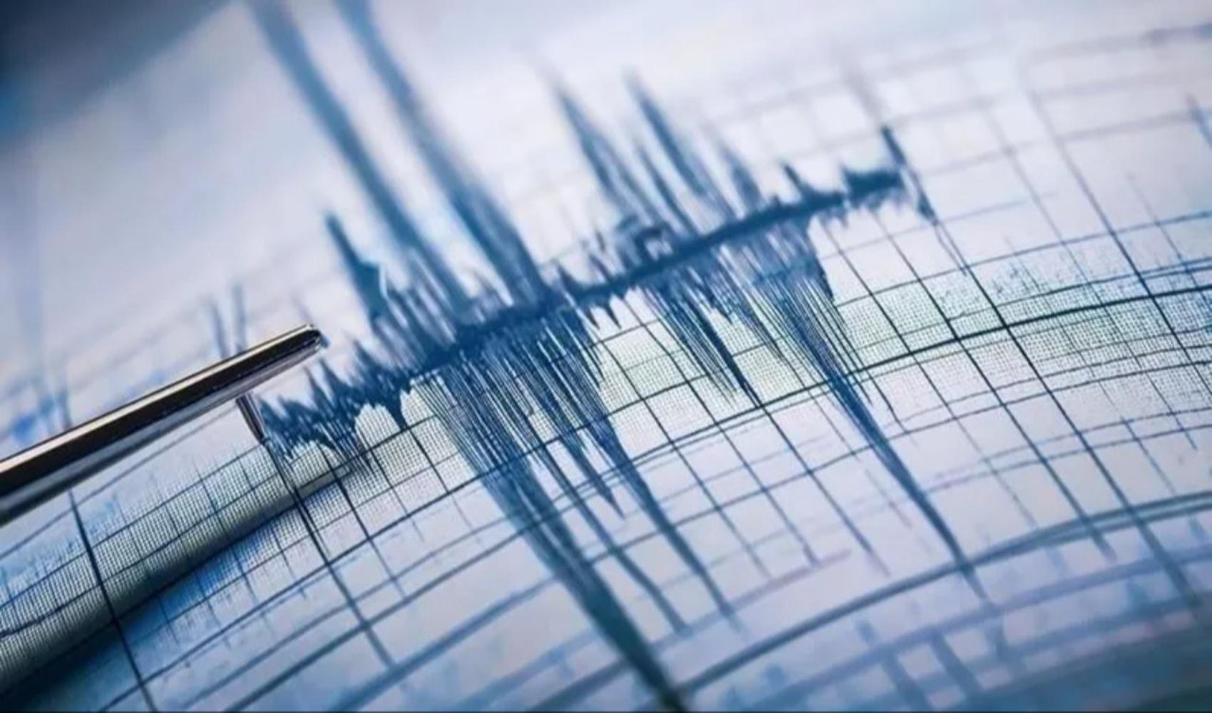 İzmir'de gece yarısı deprem