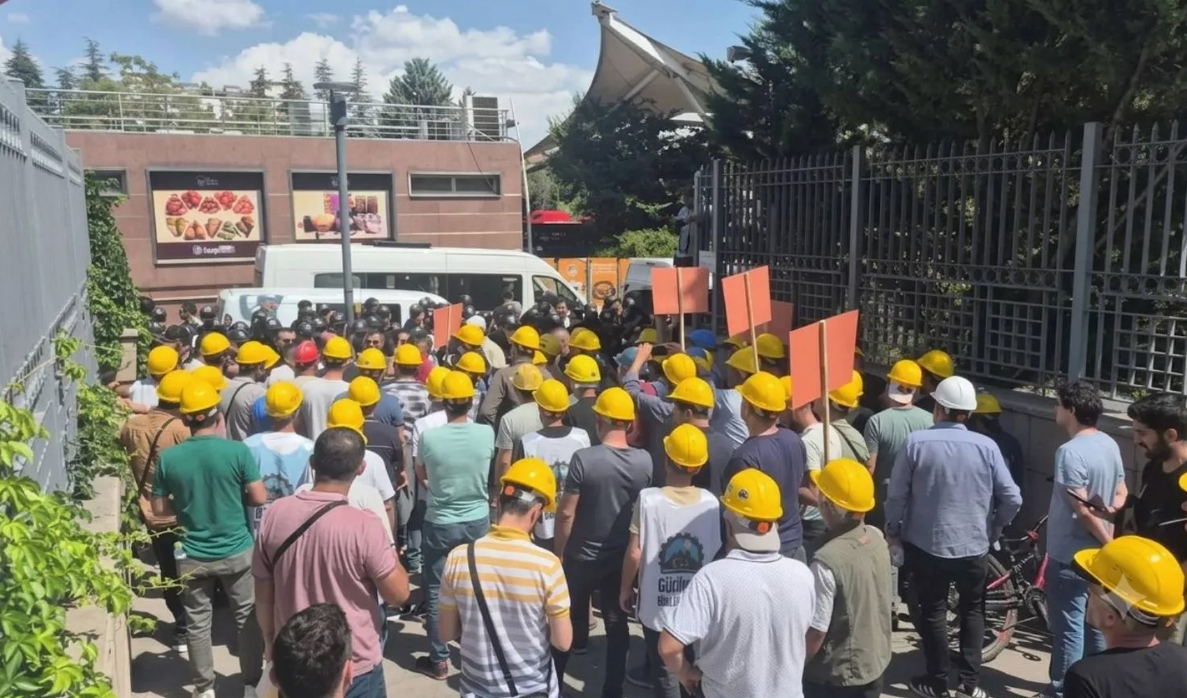 Madencilerin eyleminde 82 işçi serbest, Başaran Aksu gözaltında