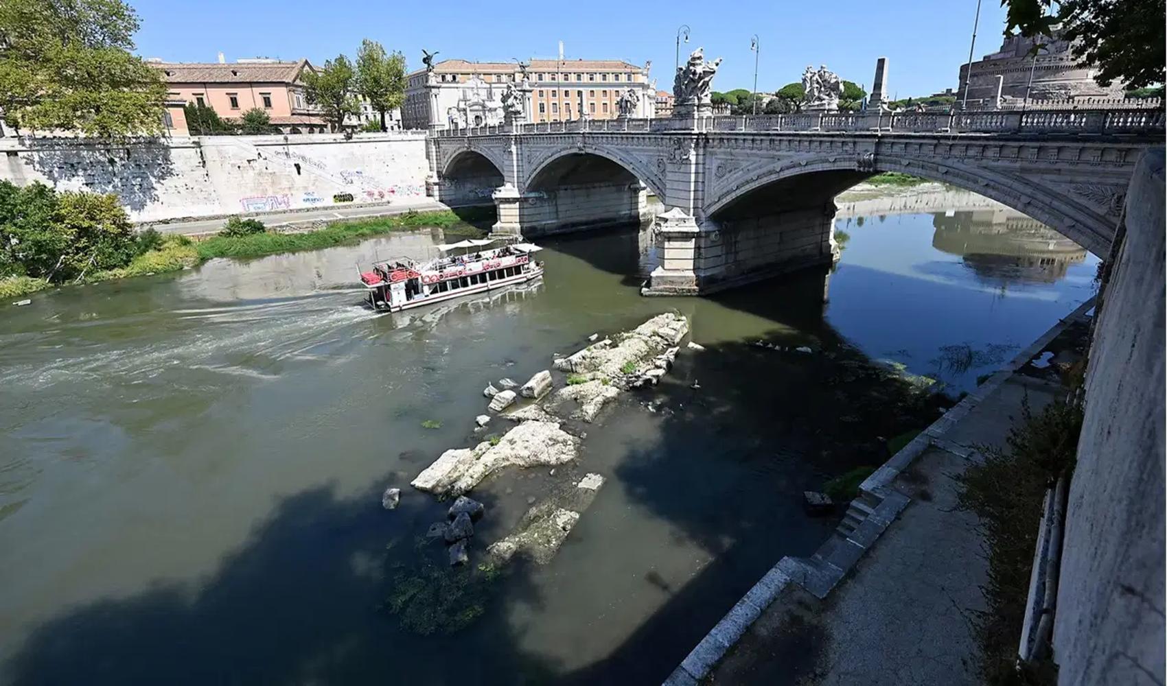 Roma’da kuraklık Tiber’in sularını çekti: 2 bin yıllık Nero Köprüsü yeniden ortaya çıktı