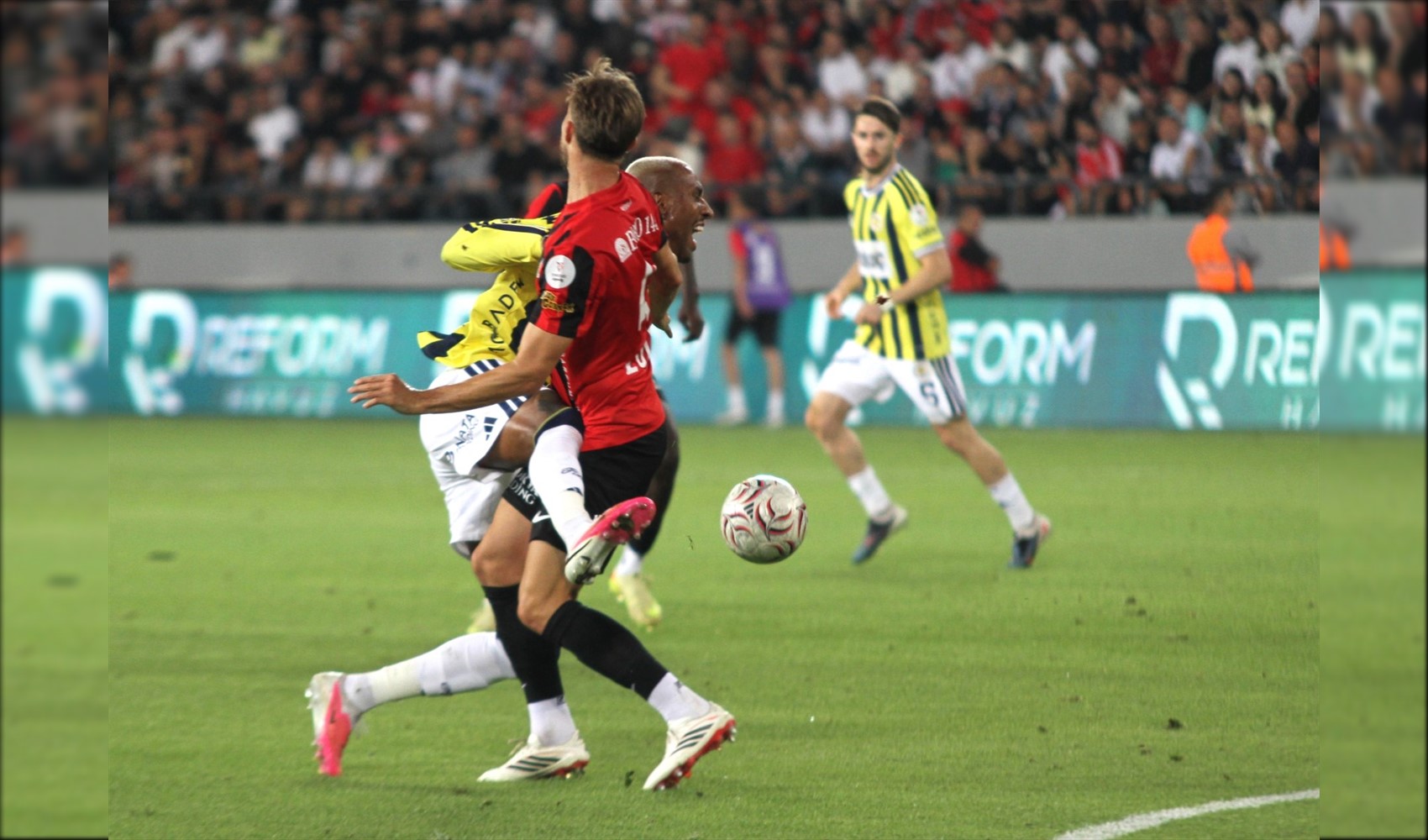 Fenerbahçe lige mağlubiyetle başladı