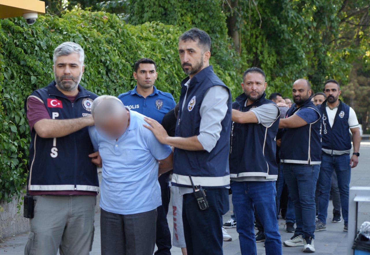Polis ekiplerinin bir şüpheliyi gözaltına aldığı operasyon görüntüsü.