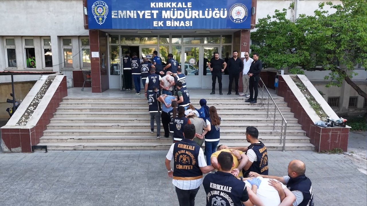 Kırıkkale Emniyet Müdürlüğü ek binası önünde polis ekipleri ve gözaltına alınan kişilerin görüntüsü.