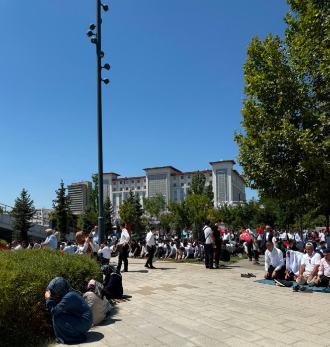 Ankara’da bir park alanında toplanan kalabalık ve çevrede bulunan güvenlik görevlileri.