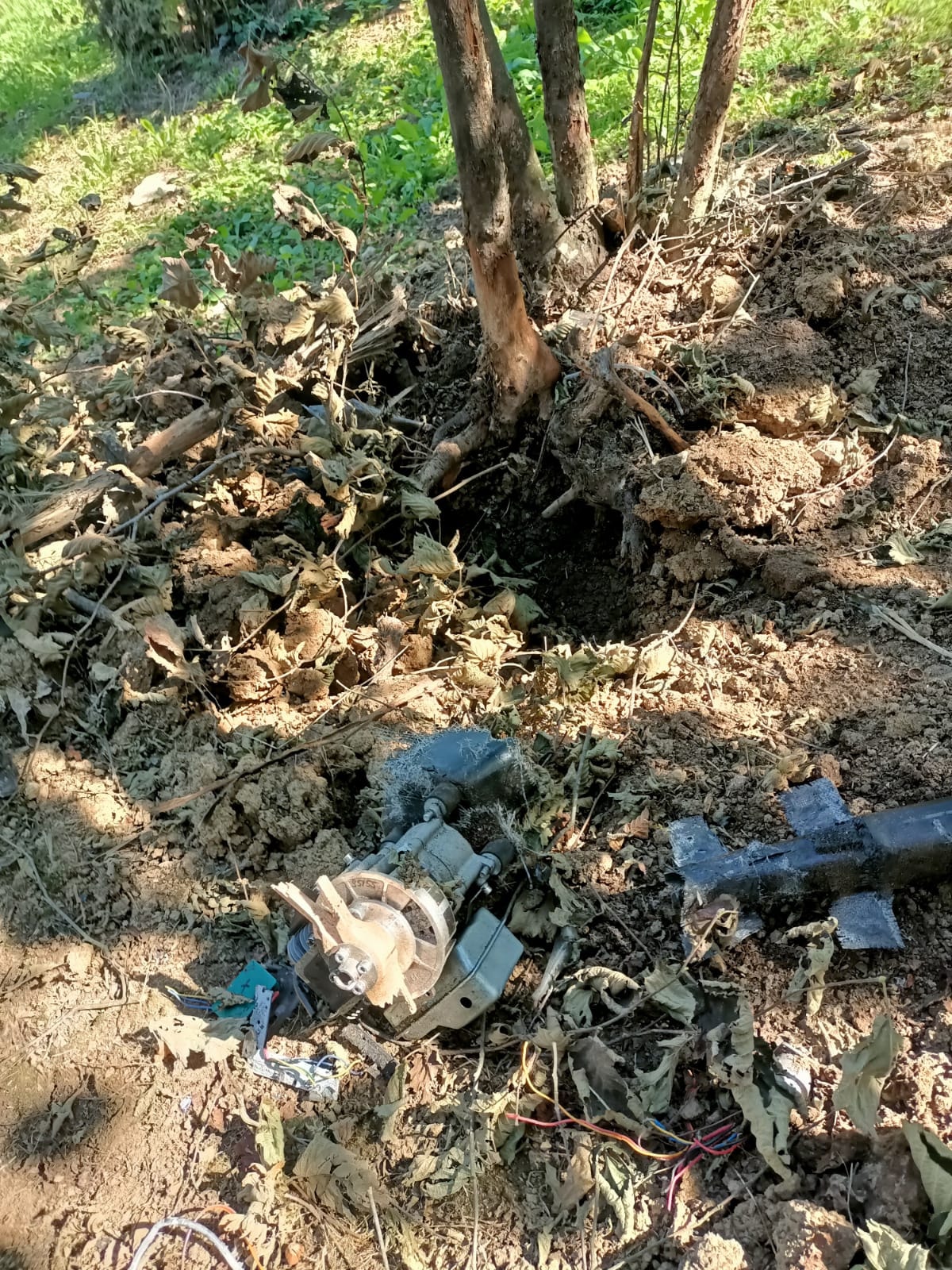 Düzce’de fındık bahçesinde toprağa saplanmış parçalar ve şüpheli cismin kalıntıları görülüyor.