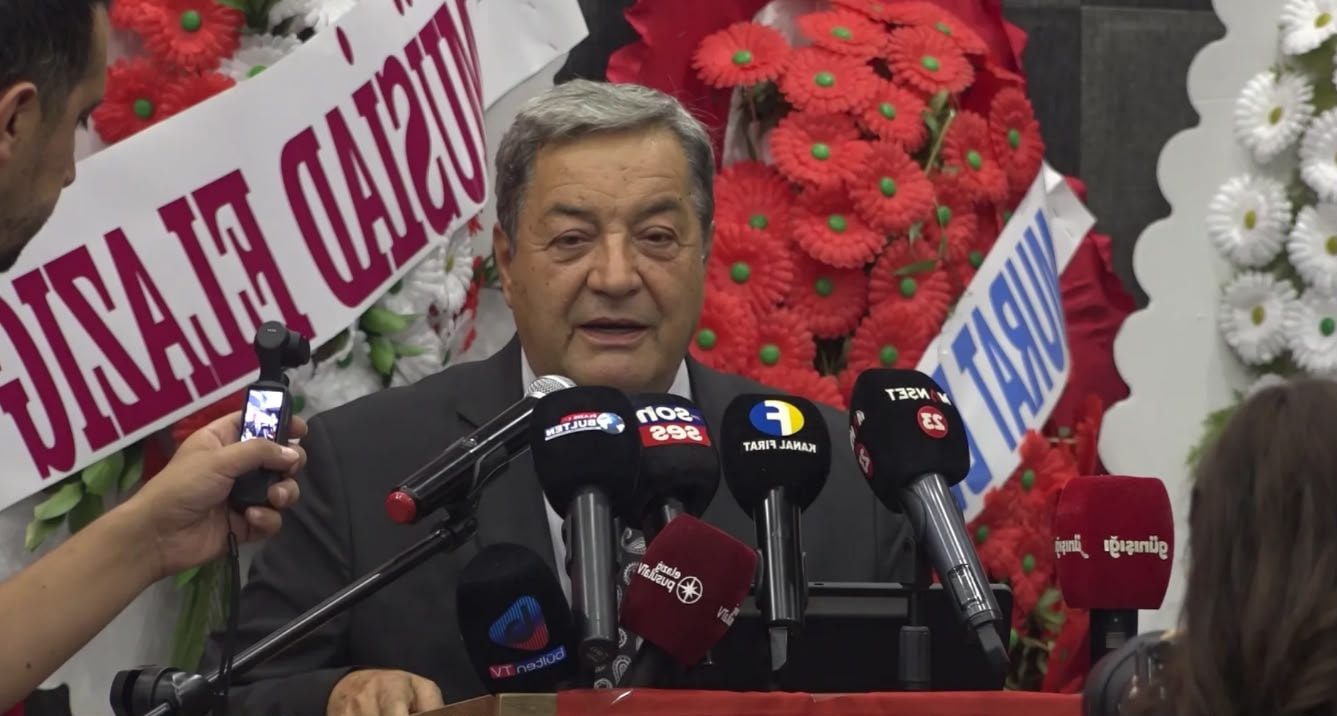 Mehmet Celal Fendoğlu’nun kongrede mikrofonlar önünde konuşma yaptığı an.