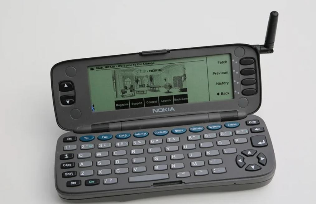 Açılmış Nokia 9000 Communicator modeli; fiziksel klavyesi, geniş monokrom ekranı ve anteni görünüyor.