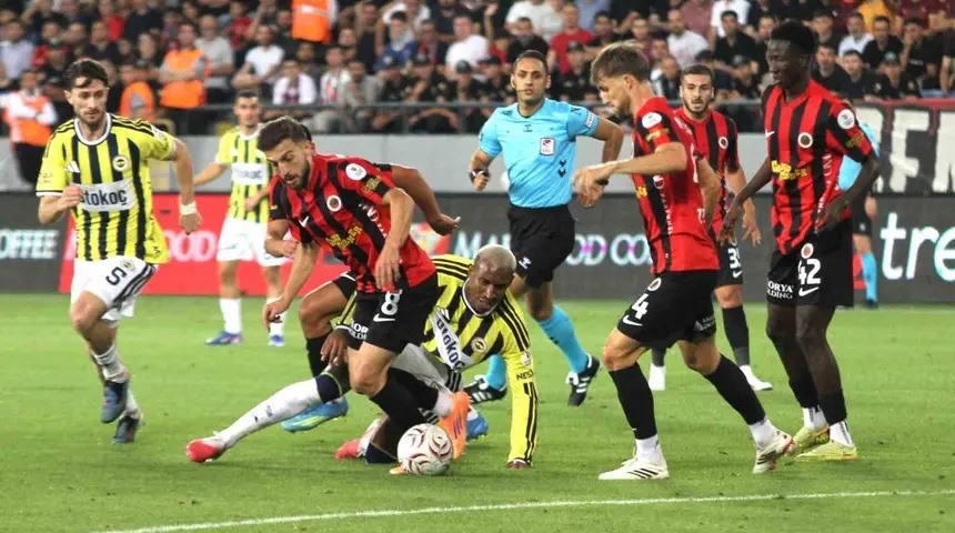 Gençlerbirliği ve Fenerbahçe futbolcularının ceza sahası yakınında top için mücadele ettiği an.