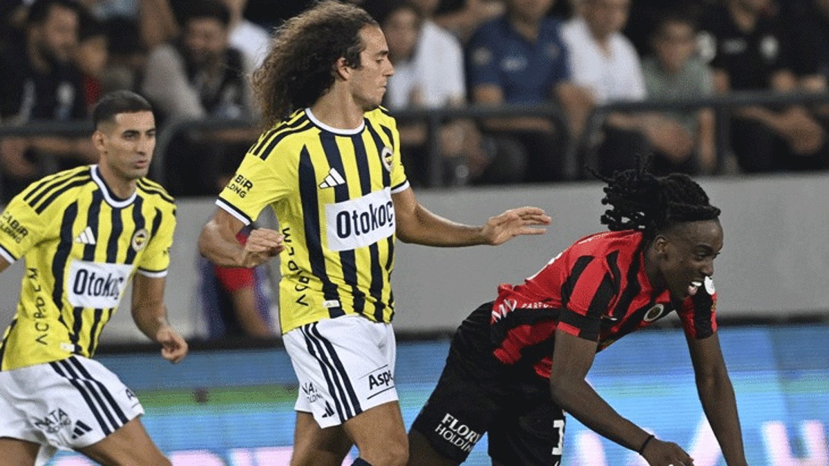 Fenerbahçe ve Gençlerbirliği oyuncularının maç içinde yan yana koştuğu bir pozisyon.