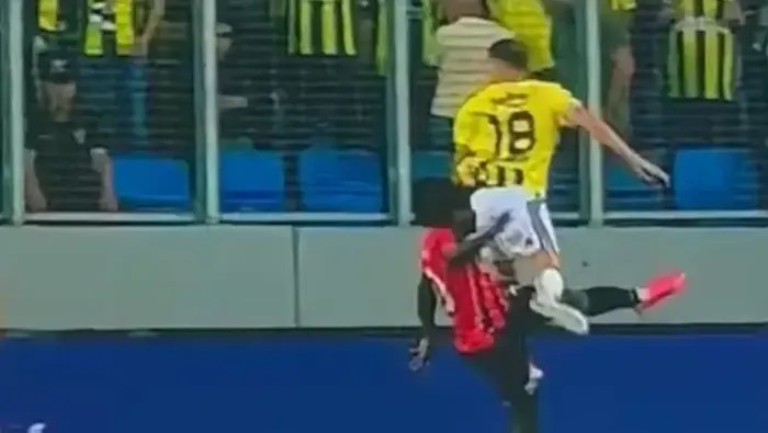 Fenerbahçeli oyuncunun ceza sahası içinde rakibiyle girdiği mücadelede havada kaldığı an.