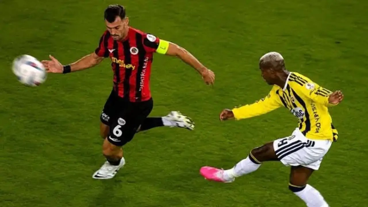 Gençlerbirliği oyuncusunun topa yakın olduğu, Fenerbahçeli oyuncunun müdahaleye hazırlandığı maç pozisyonu.