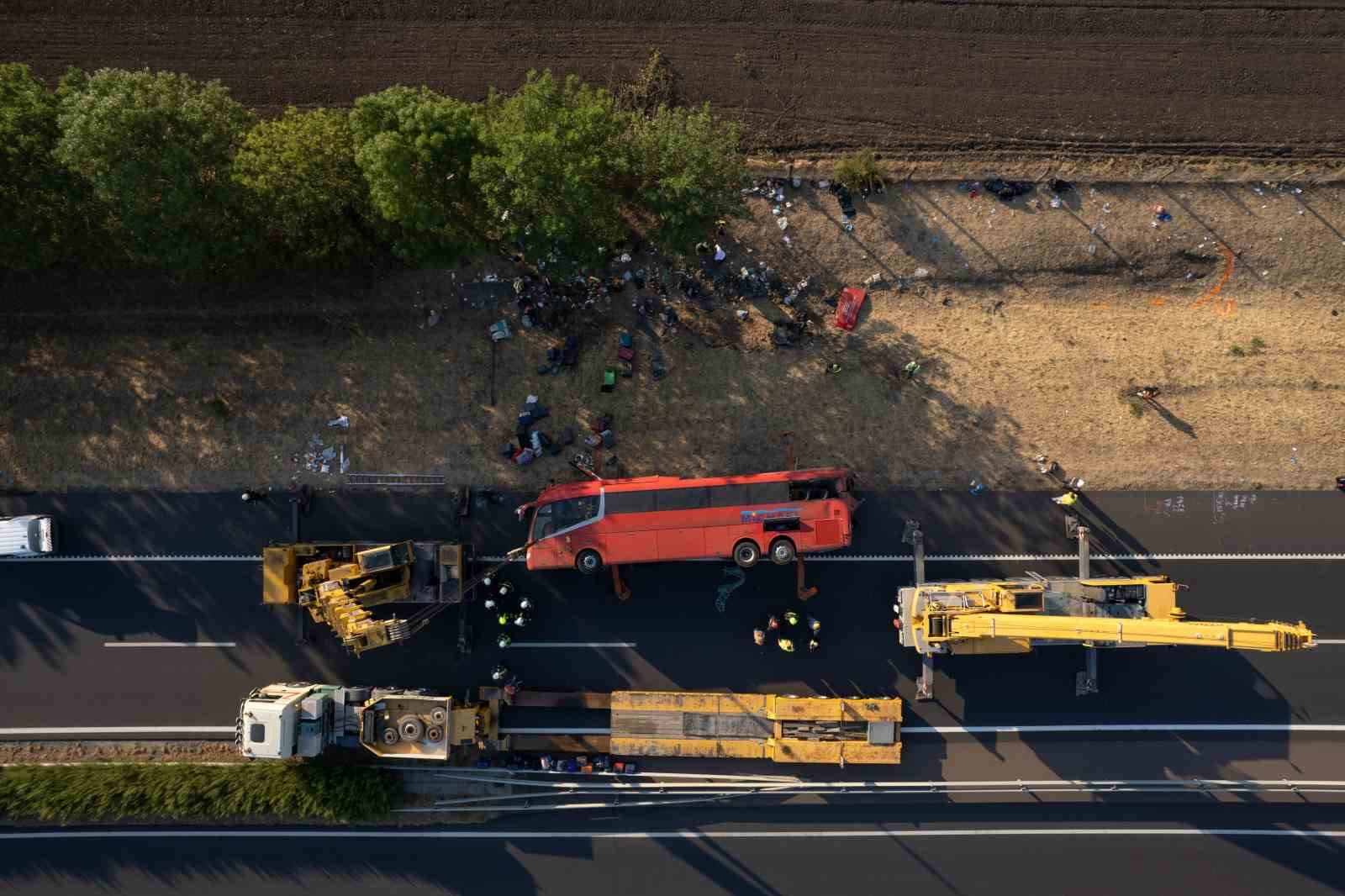 M3 otobanında kaza yapan kırmızı otobüsün yanında vinçler ve kurtarma ekipleri görülüyor.