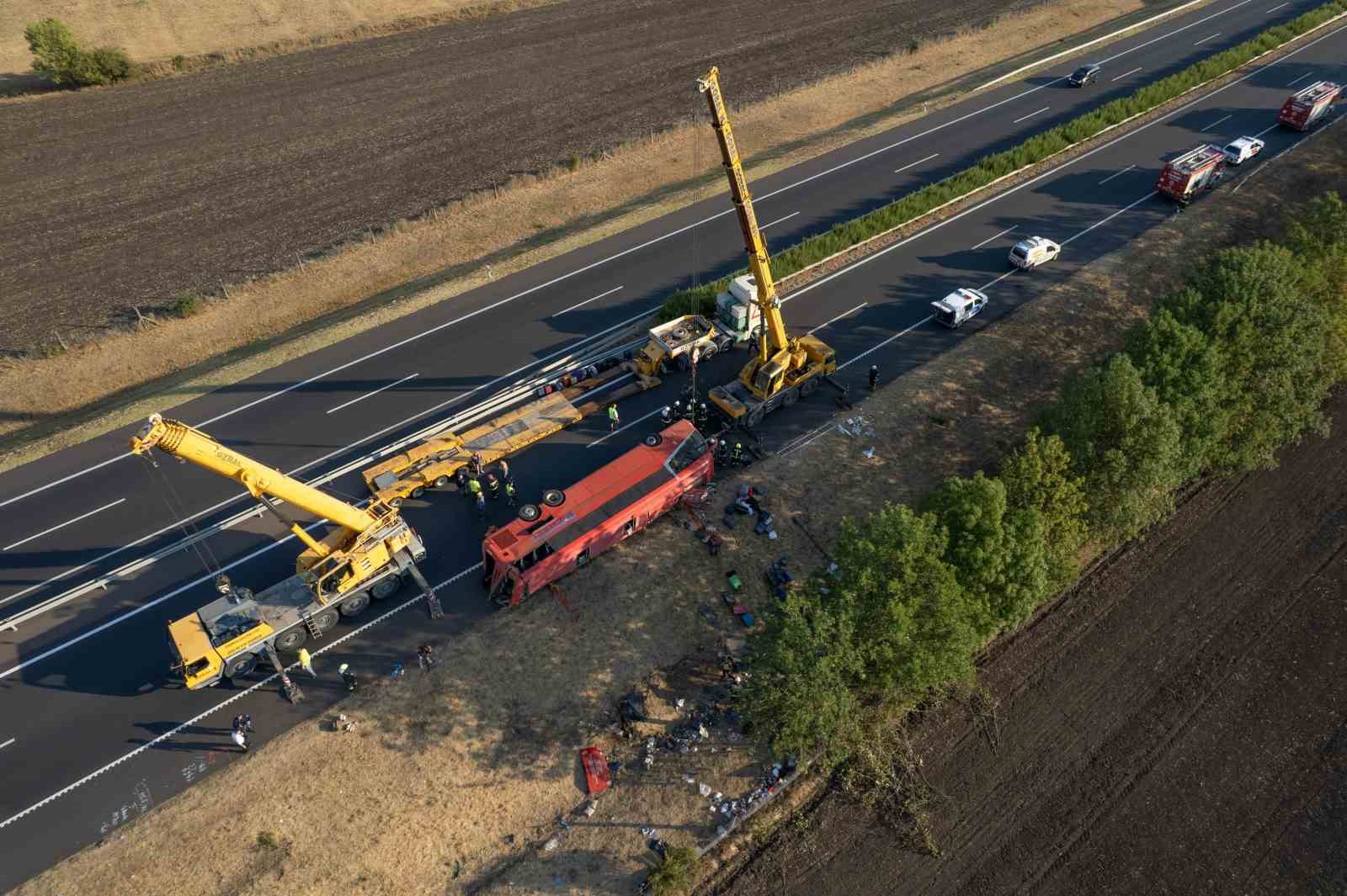 Havadan çekilen görüntüde M3 otobanı kenarında devrilen otobüs ve kurtarma ekipleri yer alıyor.