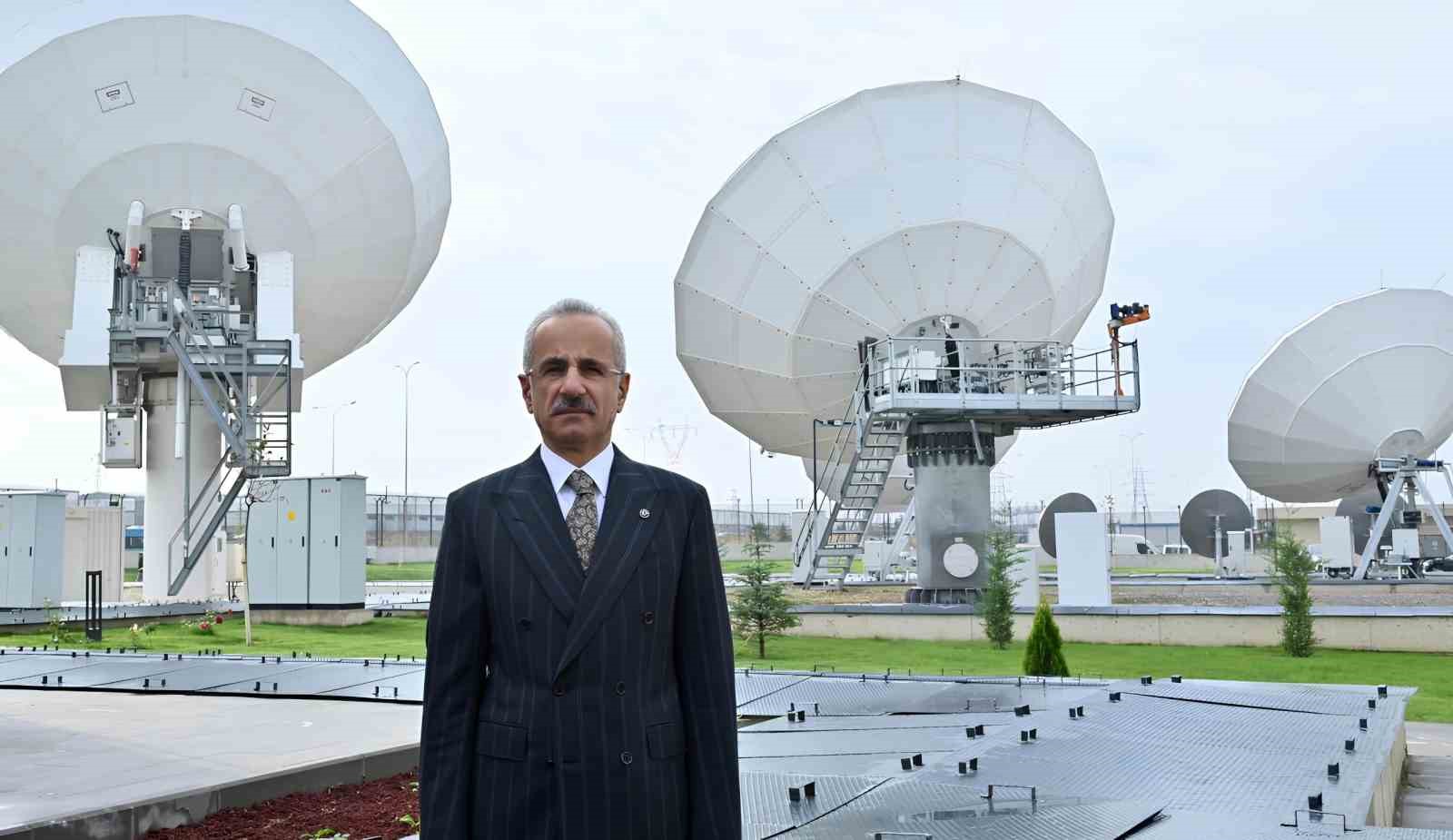 Abdulkadir Uraloğlu, Türksat uydu antenlerinin bulunduğu alanda görülüyor.