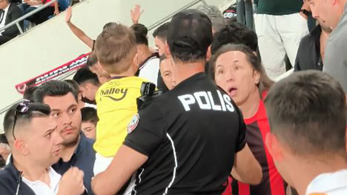Eryaman Stadı tribünlerinde polis ve taraftarların bulunduğu kalabalık bir an.