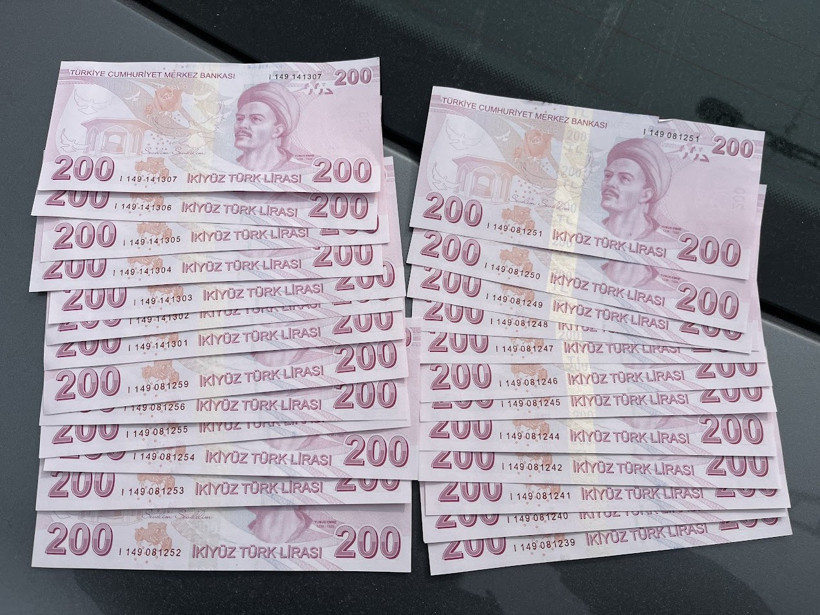 İki grup halinde dizilmiş çok sayıda 200 TL’lik banknot.