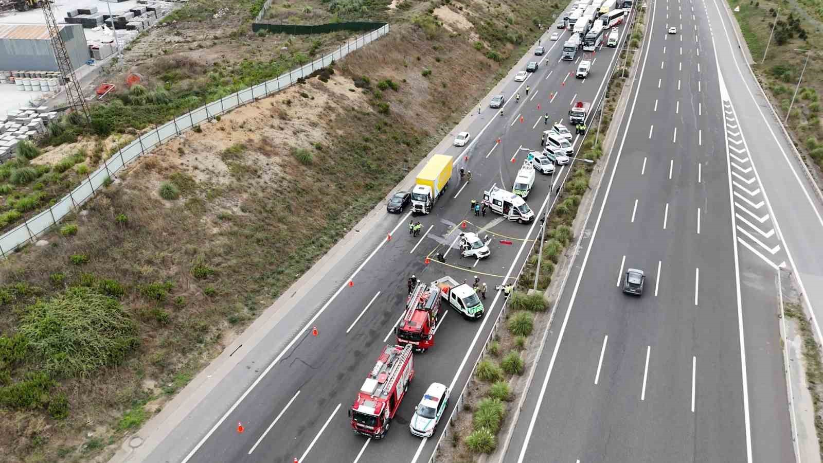 Kuzey Marmara Otoyolu Uskumruköy mevkisindeki kazaya müdahale eden ekipler ve otoyoldaki trafik yoğunluğu.