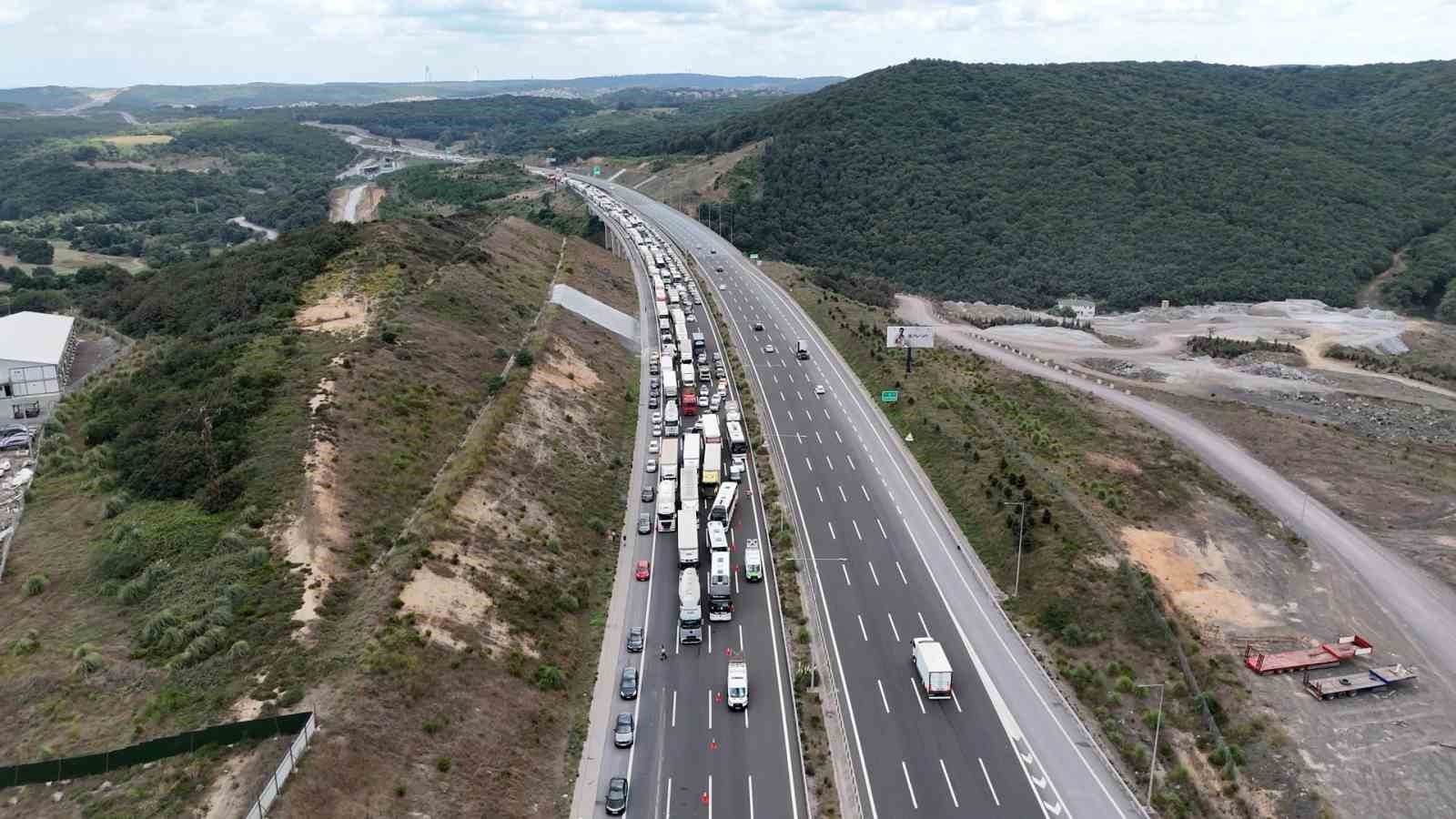 Kuzey Marmara Otoyolu’nda kaza nedeniyle oluşan araç kuyruğunun havadan görüntüsü.