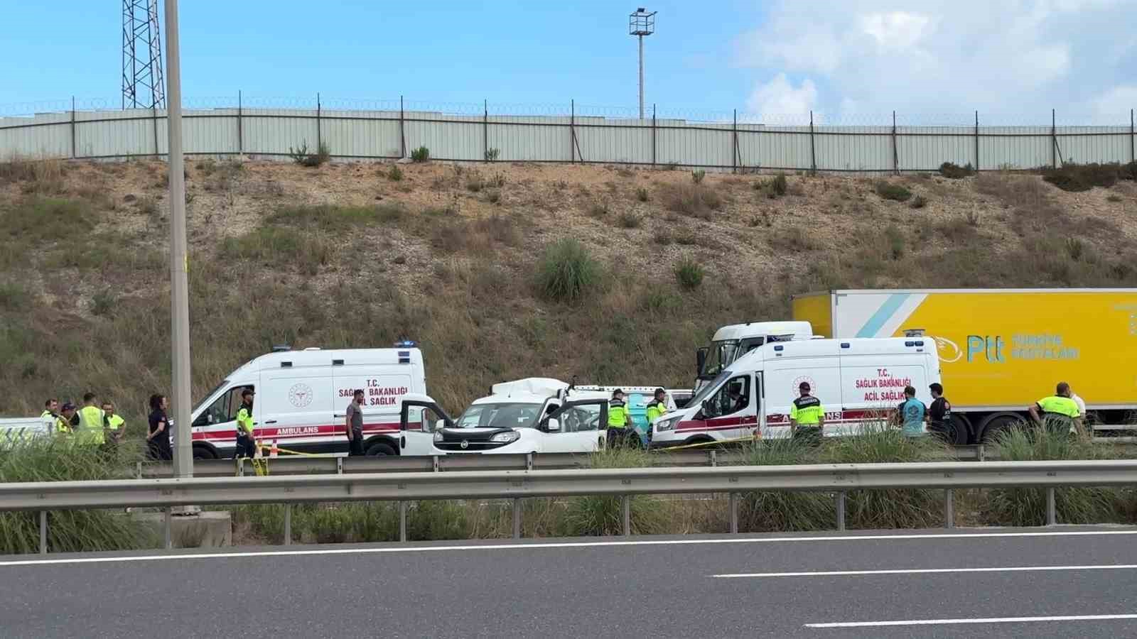 Kaza bölgesinde ambulanslar, PTT kamyoneti ve müdahale ekipleri görülüyor.