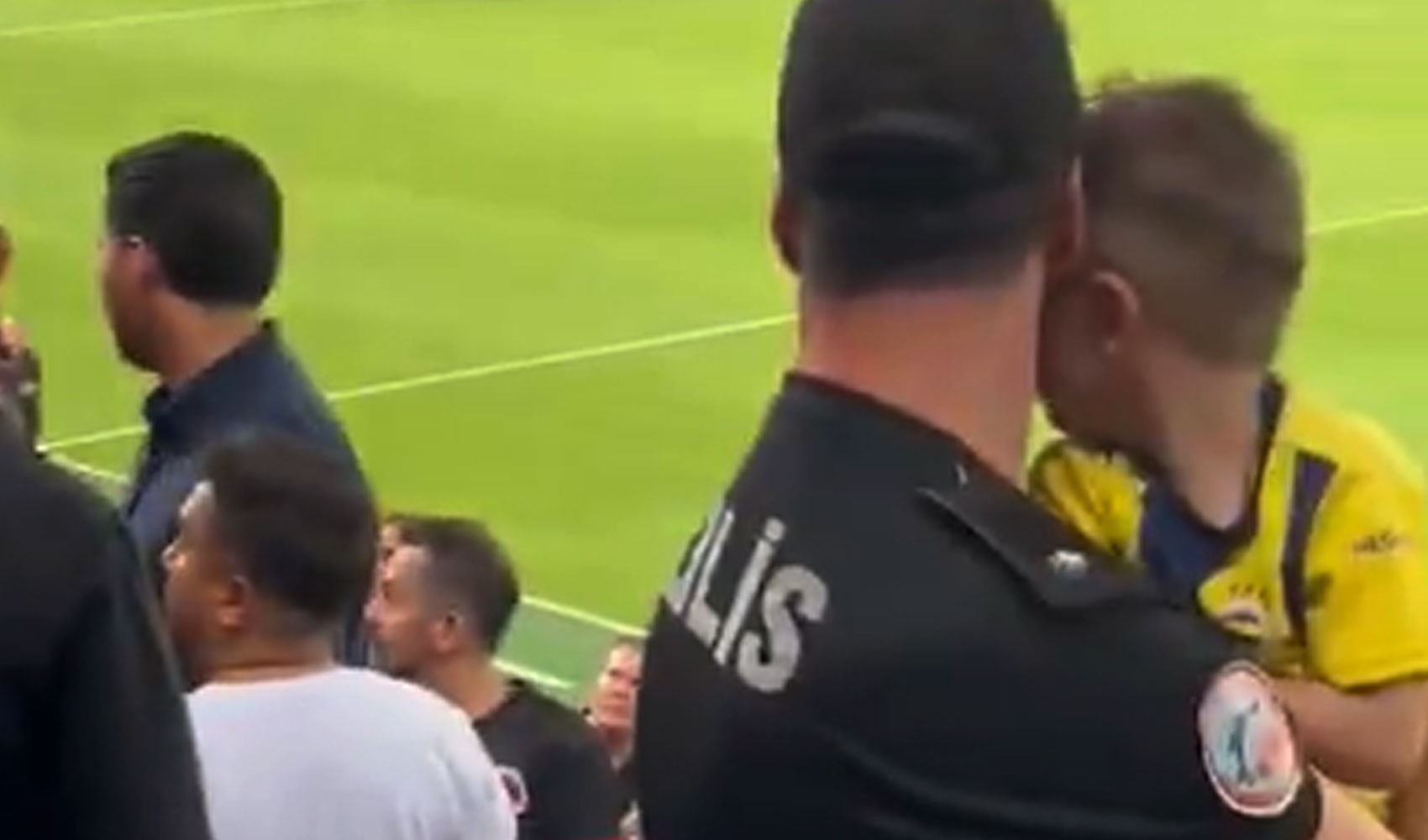 Gençlerbirliği-Fenerbahçe maçında bir çocuğun formasının çıkartılması olayına gözaltı kararı