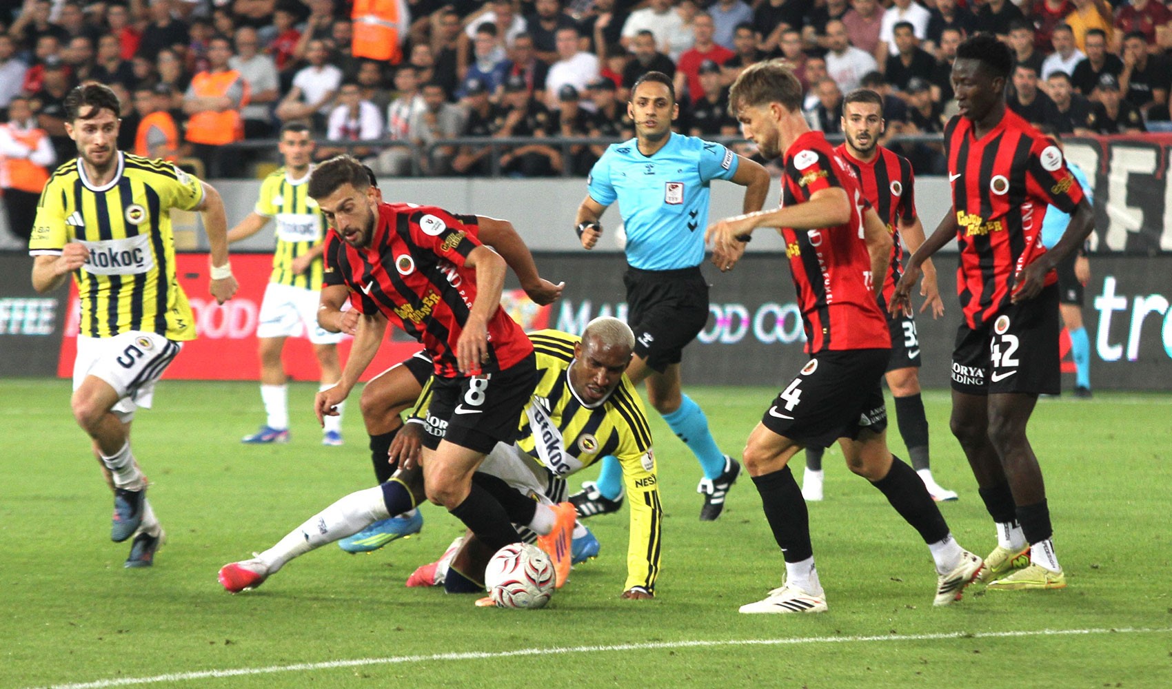 Gençlerbirliği-Fenerbahçe maçında tartışmalı kararlar: Eski hakemlerden penaltı yorumu
