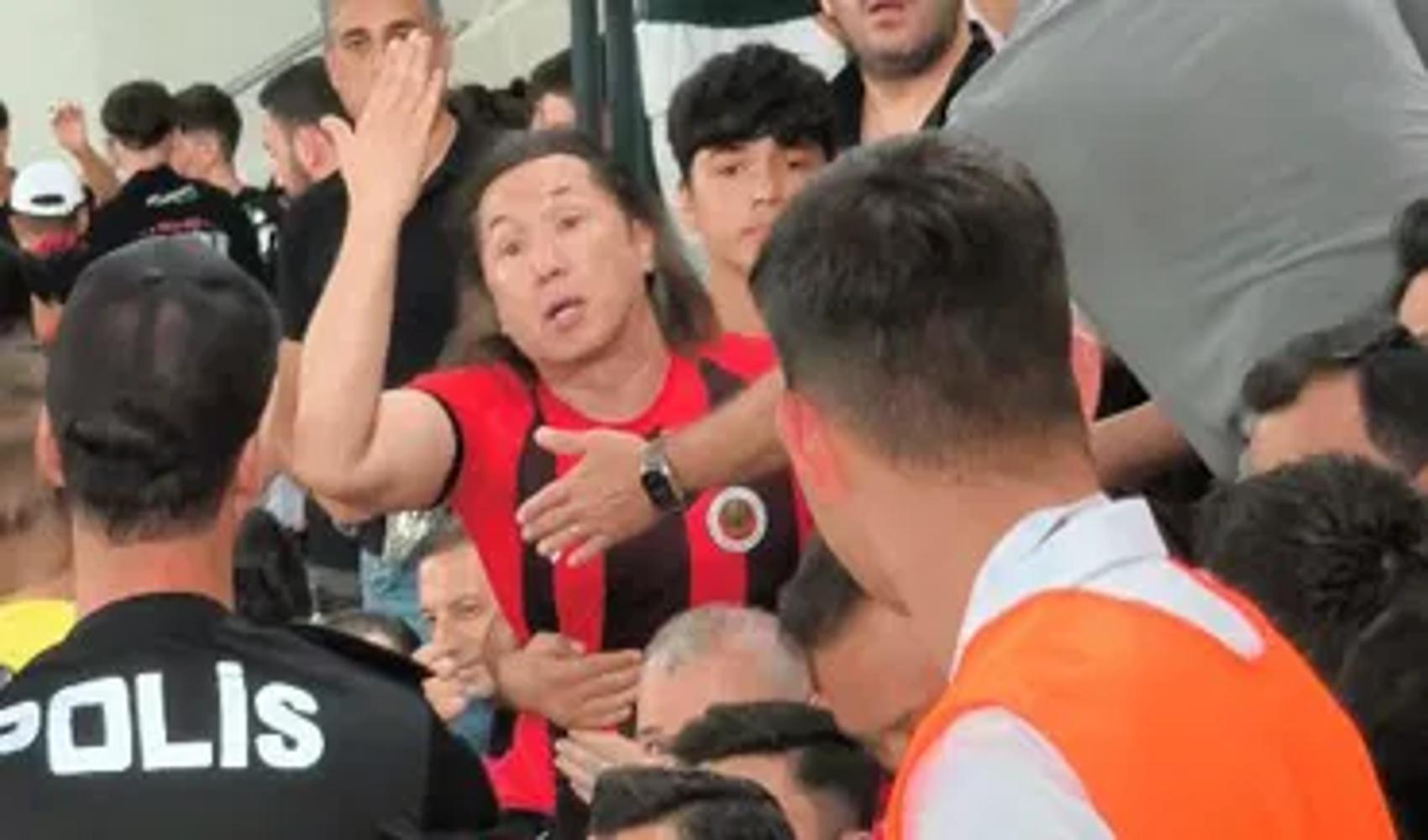 Küçük çocuğun formasını çıkarttıran tribün zorbası gözaltında