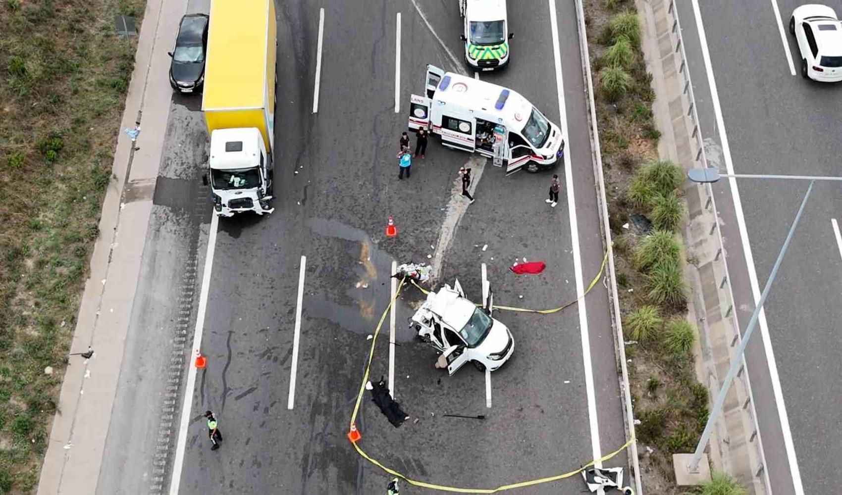 Colisión entre una furgoneta de PTT y un automóvil en la autopista del Mármara Norte: 3 muertos, incluido un niño, y 6 heridos