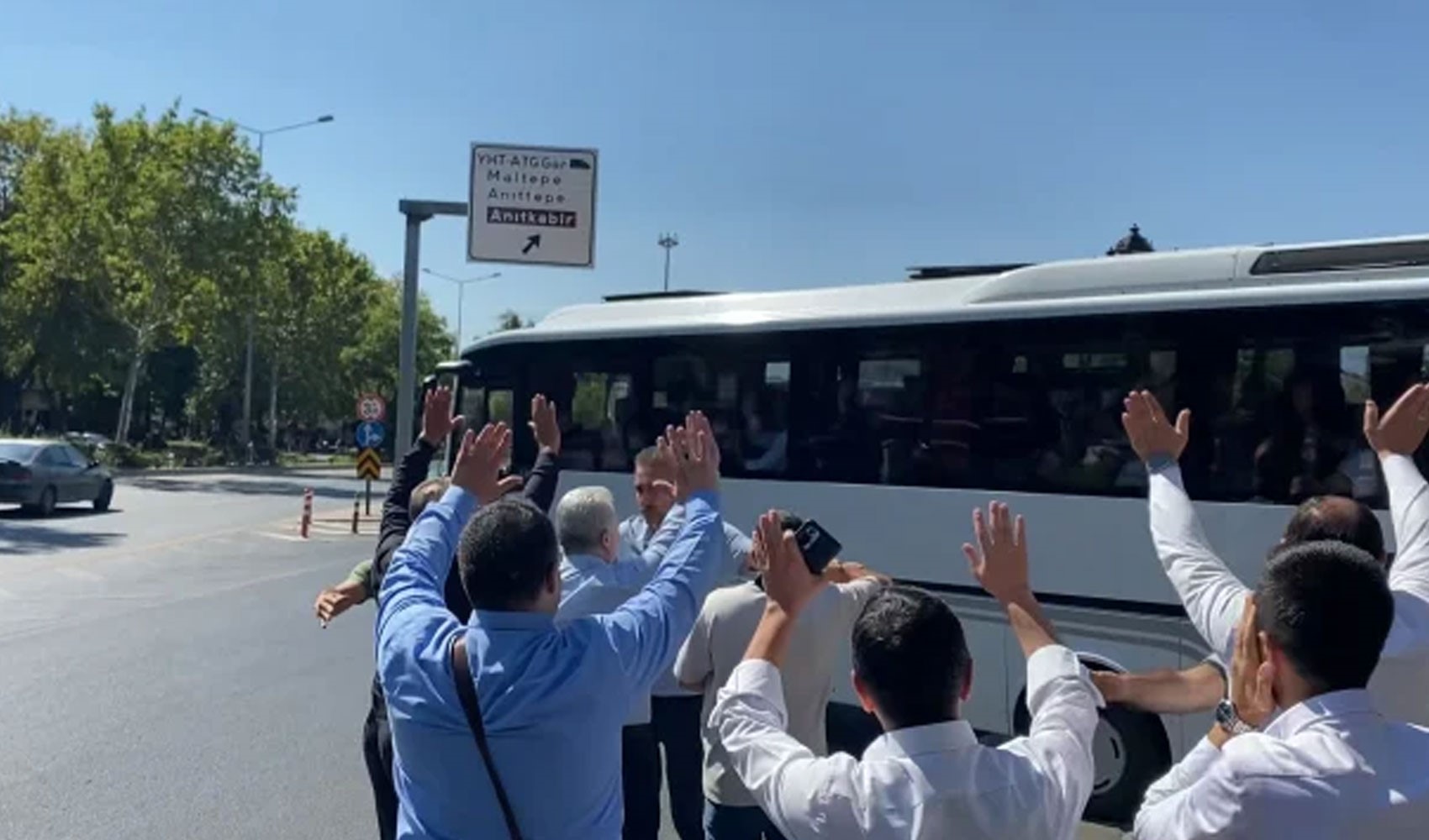 Süleymancıların lideri Alihan Kuriş günler sonra ilk kez görüntülendi! El sallayıp aracın peşinden koştular