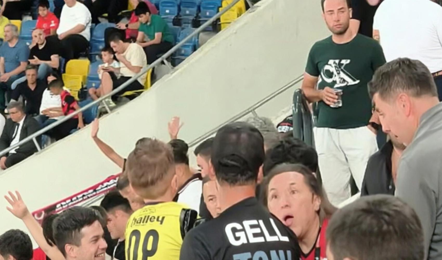 El Fenerbahçe recibirá a Göktuğ, a quien intentaron quitarle la camiseta en la grada, en el partido contra el Lyon