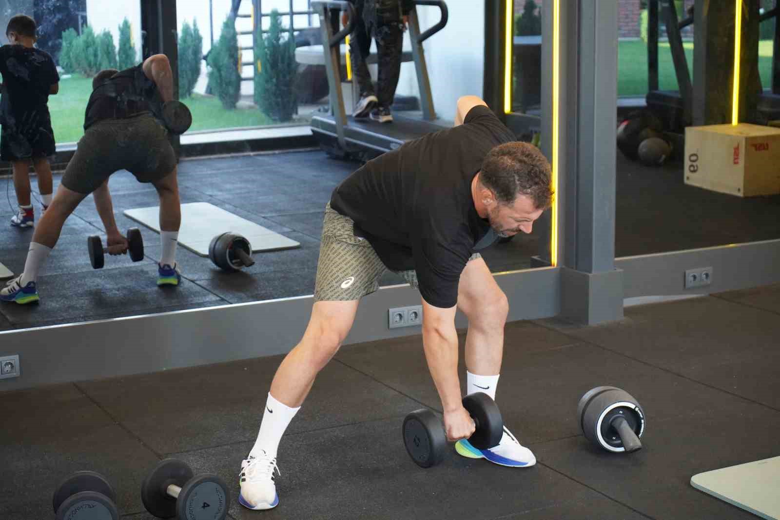 Milli güreşçi Kürşat Kiraz spor salonunda ağırlık çalışması yapıyor.