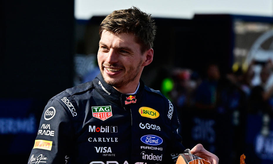 Red Bull yarış tulumu giyen Max Verstappen padok alanında görülüyor.