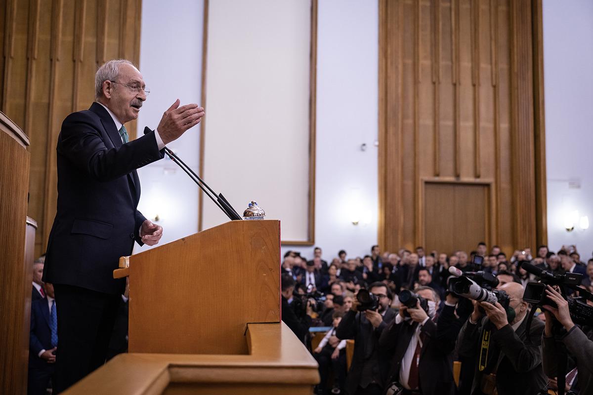 Kemal Kılıçdaroğlu’nun kürsüde konuşma yaptığı bir toplantı salonu görüntüsü.
